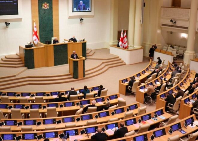 Gürcistan’da parlamento protestolara rağmen toplanacak